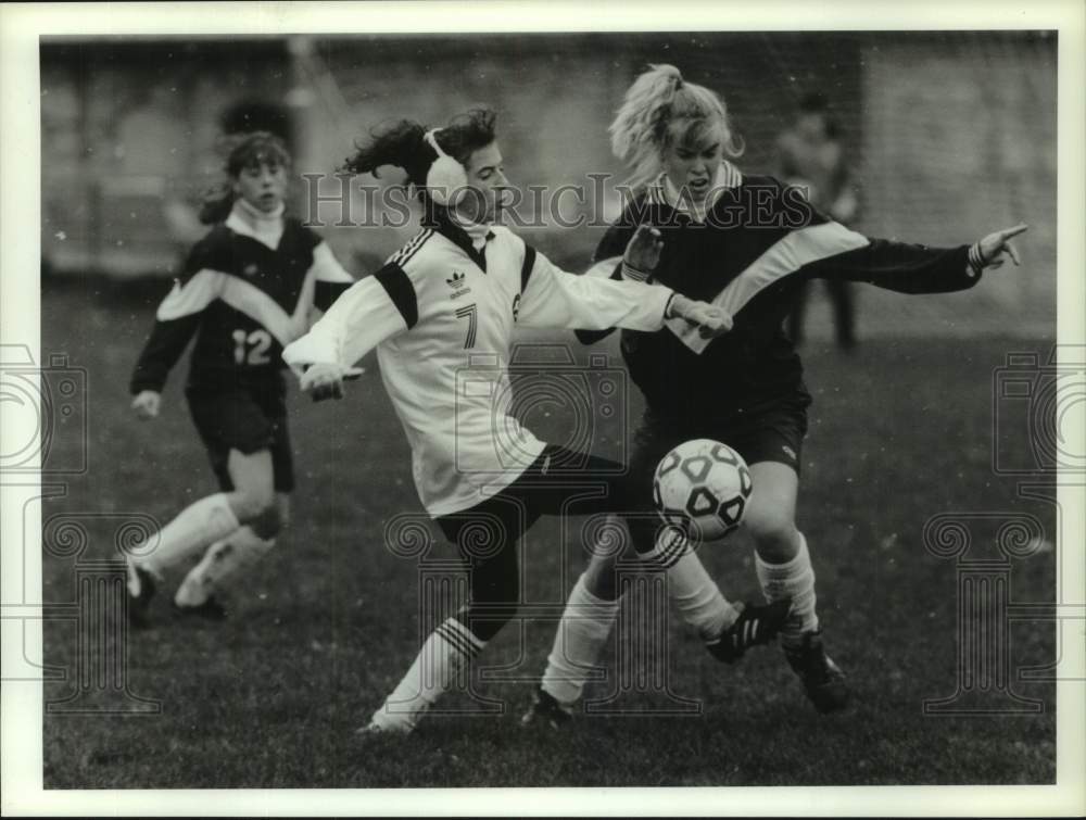 1990 Press Photo Liverpool vs Shenedehowa girls soccer, New York - sys05267- Historic Images