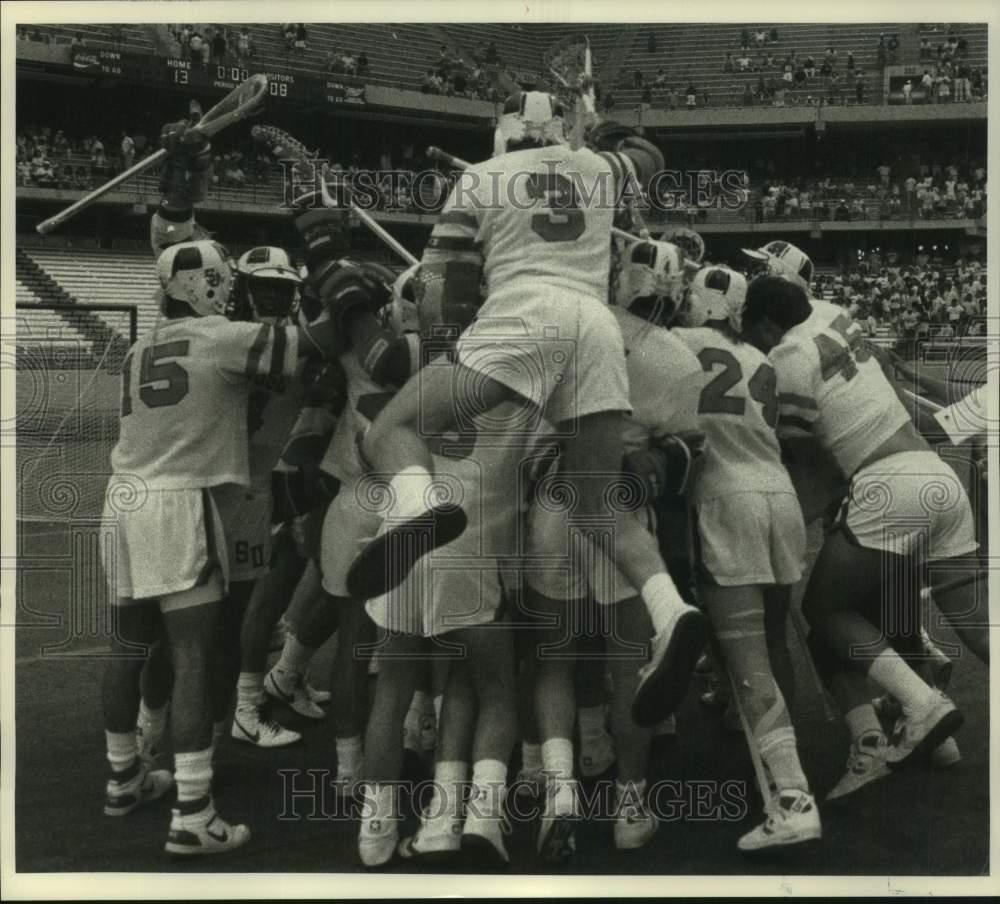 1988 Press Photo Syracuse U lacrosse team celebrates after NCAA championship- Historic Images