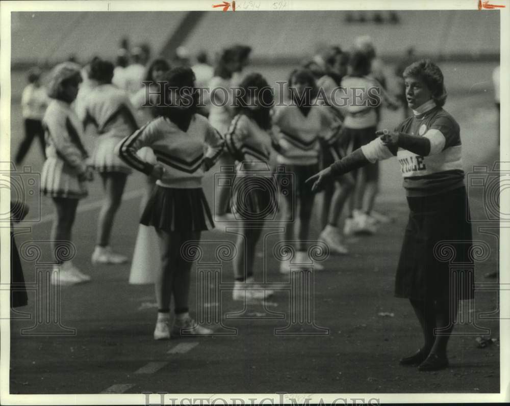 1985 Press Photo Baker High School cheerleaders and coach Maureen Johnson- Historic Images