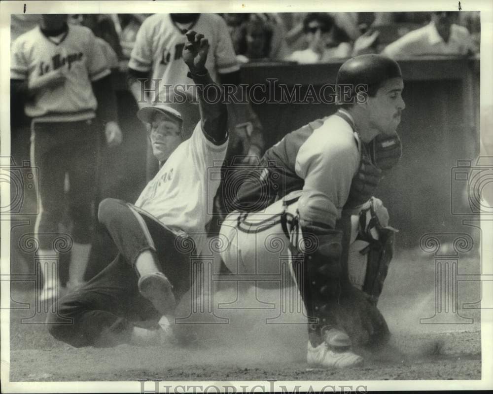 1986 Press Photo LeMoyne College baseball player Jeff Seabury safe at home plate- Historic Images