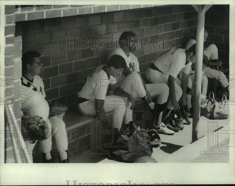 1985 Press Photo Baseball fantasy camp players put shoes on in dugout in NY- Historic Images