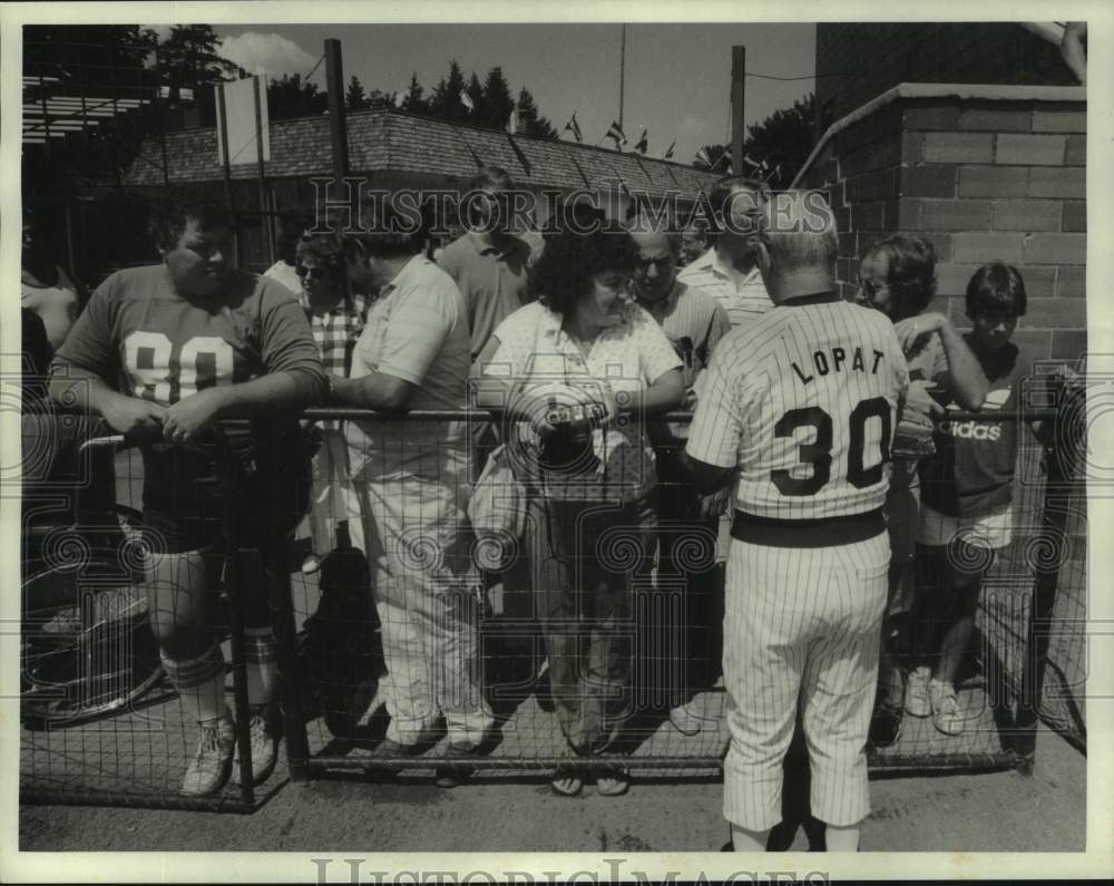 1985 Press Photo Former baseball player Ed Lopat signs autograph at fantasy camp- Historic Images