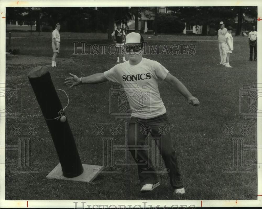 1986 Press Photo Rod Gorzka runs to first base in Beeper Softball game in NY- Historic Images