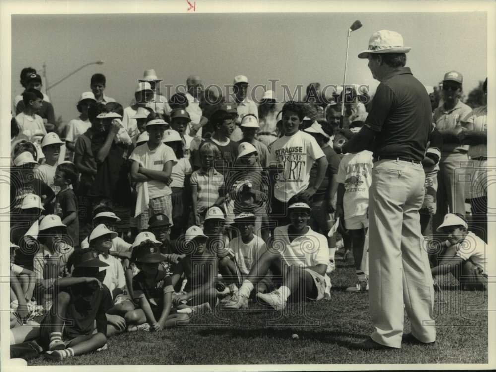 Press Photo Mike Kelly teaching golf to children at Juniors Golf Clinic- Historic Images