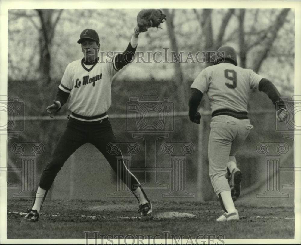 1988 Press Photo Tony Dinga, LeMoyne, catches ball at first base, New York- Historic Images