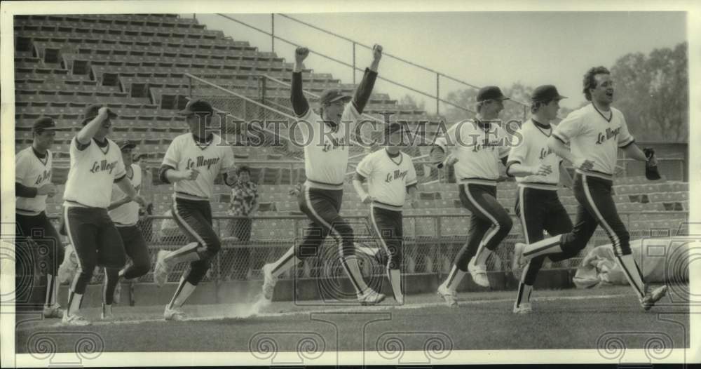 1986 Press Photo LeMoyne baseball team celebrating win, New York - sys05408- Historic Images