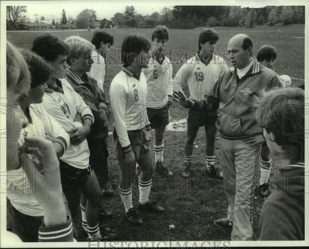 1985 Press Photo LeMoyne soccer Keith Gage talking with players, New York- Historic Images