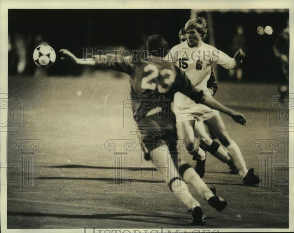 1986 Press Photo &amp; Fayetteville-Manlius High School Soccer Teams Play Match- Historic Images