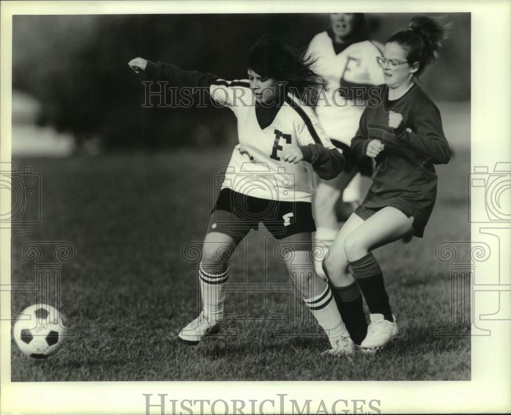 1989 Press Photo Fowler & Nottingham High Schools Play Girls Soccer, Burnet Park- Historic Images