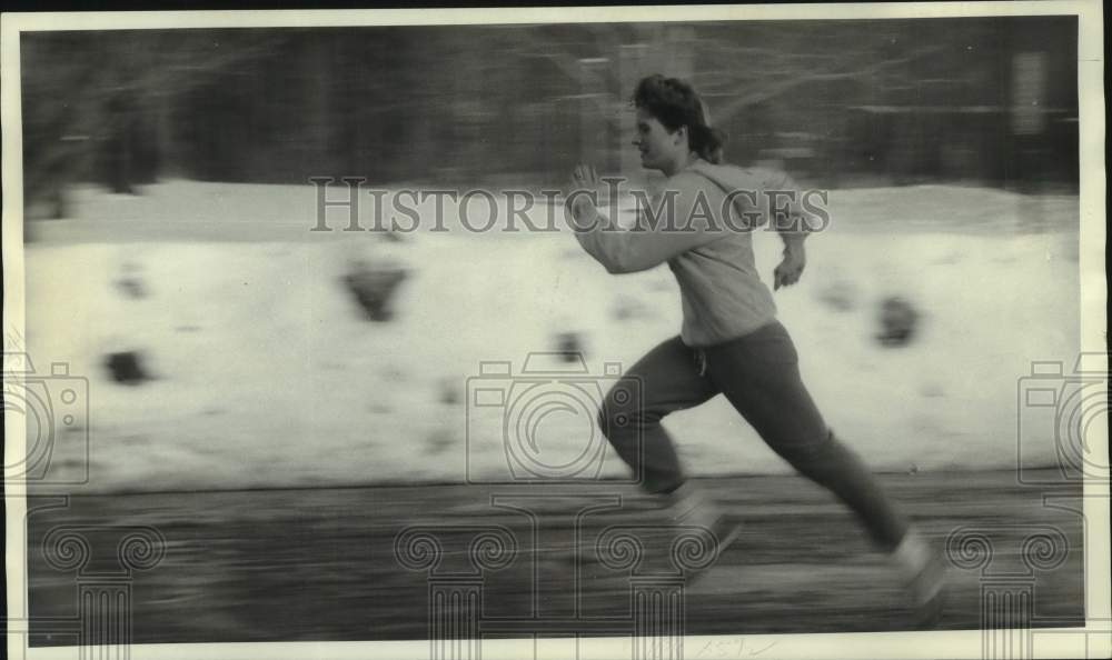 1986 Press Photo Baldwinsville High School Runner Sandy Aselment Trains- Historic Images