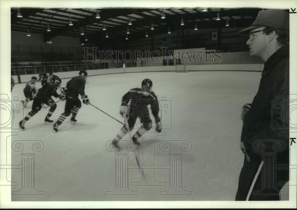 1990 Press Photo Head Coach Mark Lloyd watches hockey team practice in Radisson- Historic Images