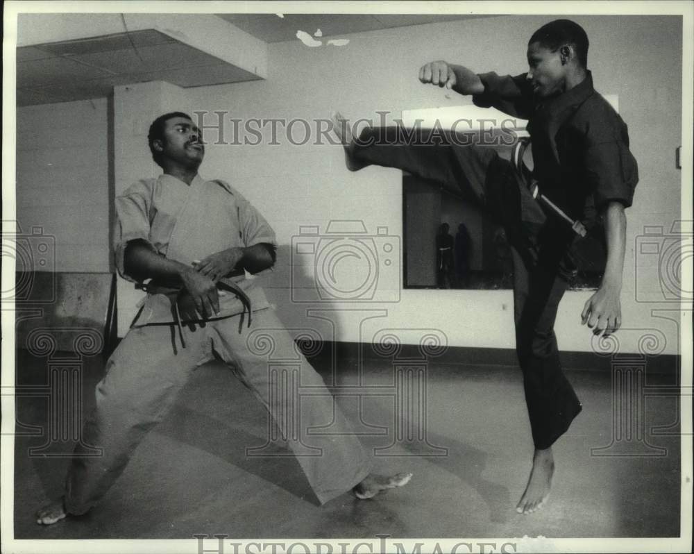 1985 Press Photo Karate Instructor Frankie Mitchell & Student Morris Cotton- Historic Images