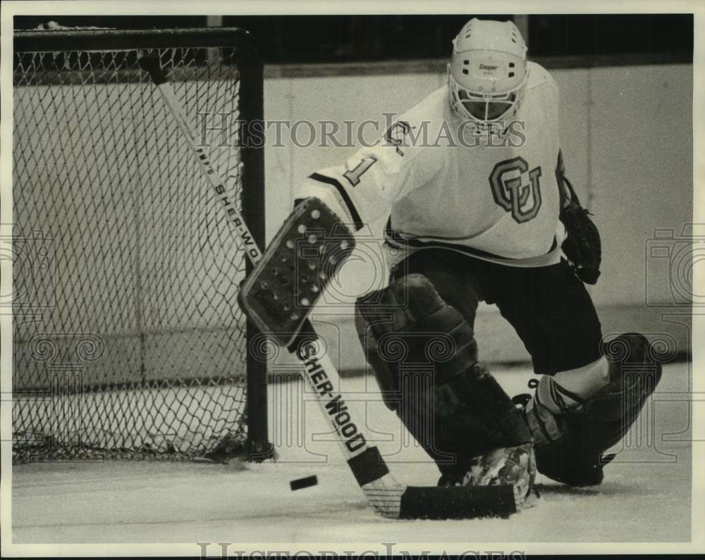 1983 Press Photo Colgate University Hockey Goalie Jeff Cooper Makes Save- Historic Images