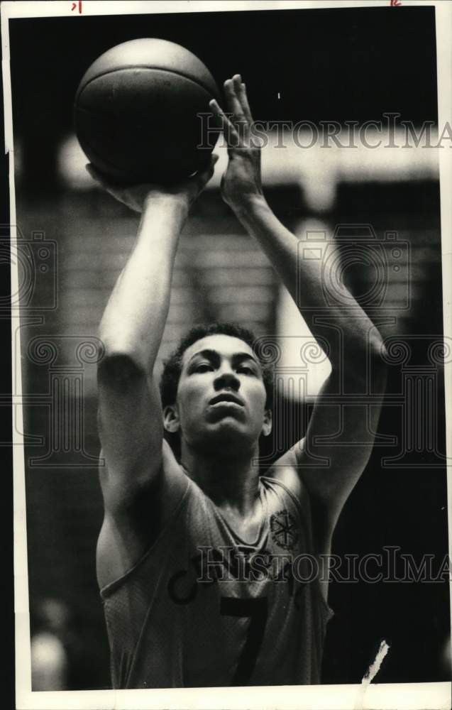 1989 Press Photo Howard Triche plays basketball in Empire State Games, New York- Historic Images