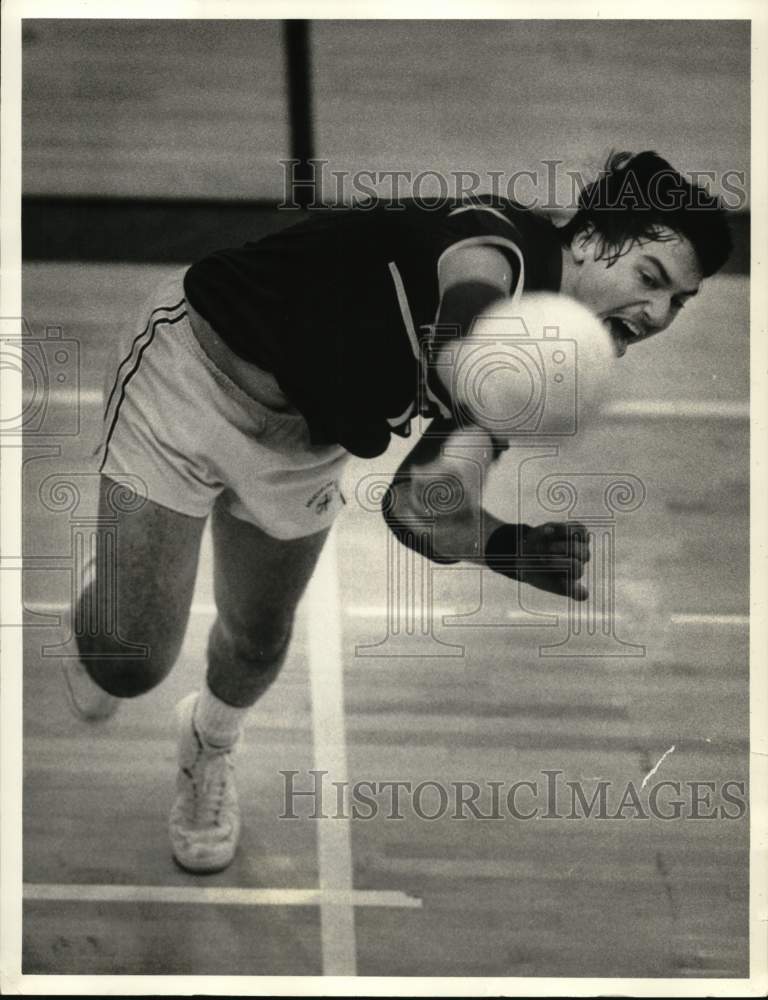 1984 Press Photo Dave Marinaccio throws handball at Empire State Games, New York- Historic Images