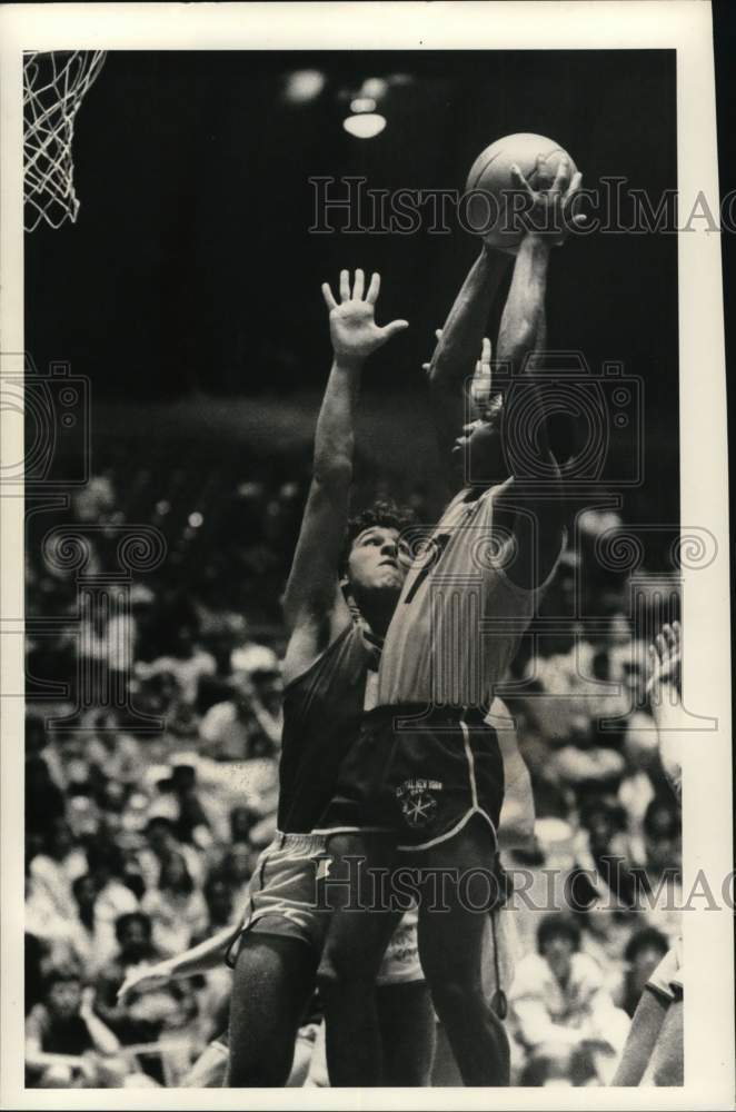 1983 Press Photo John Finchotti, Curtis Taylor in Empire State Games Basketball- Historic Images