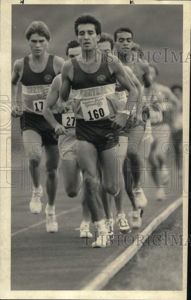 1987 Press Photo Tim O&#39;Connor runs at Sunnycrest Track in Empire State Games- Historic Images