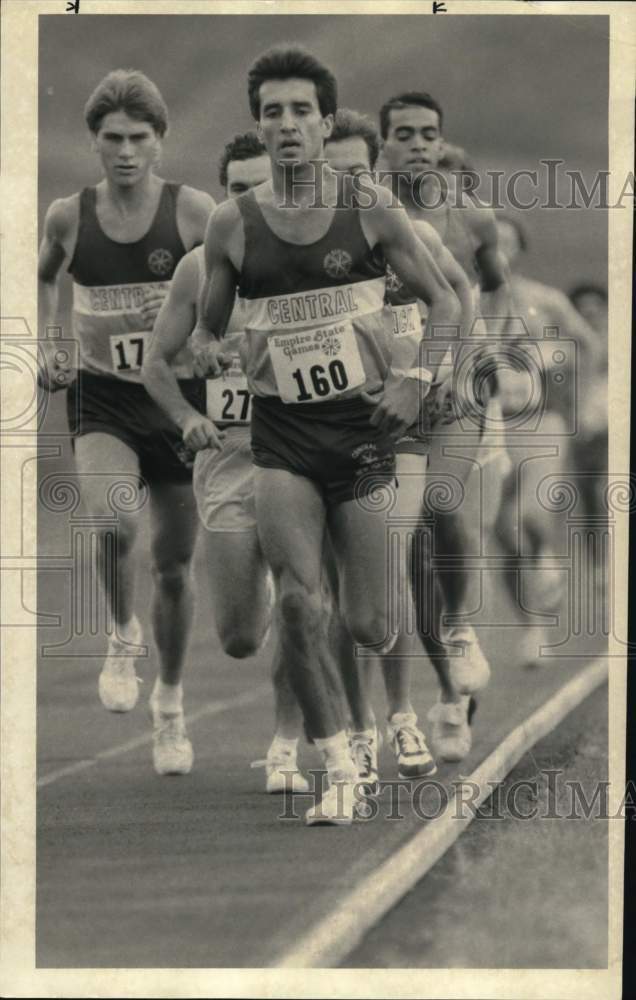 1987 Press Photo Tim O'Connor runs at Sunnycrest Track in Empire State Games- Historic Images