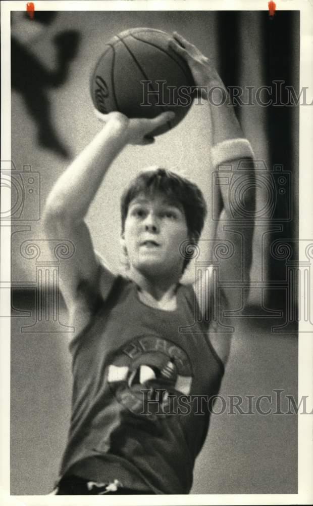 1986 Press Photo Kevin Davis, Basketball Player goes to Shoot - sys05911- Historic Images