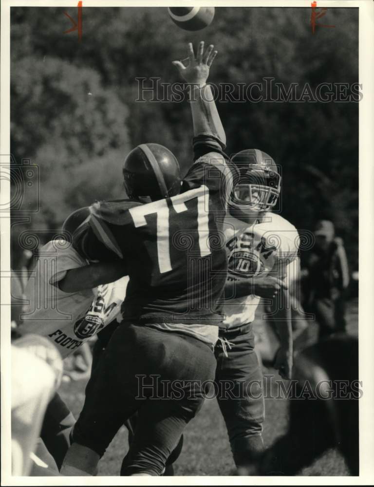 1984 Press Photo Rick Pastaf, ESM tries to block pass, New York - sys05942- Historic Images
