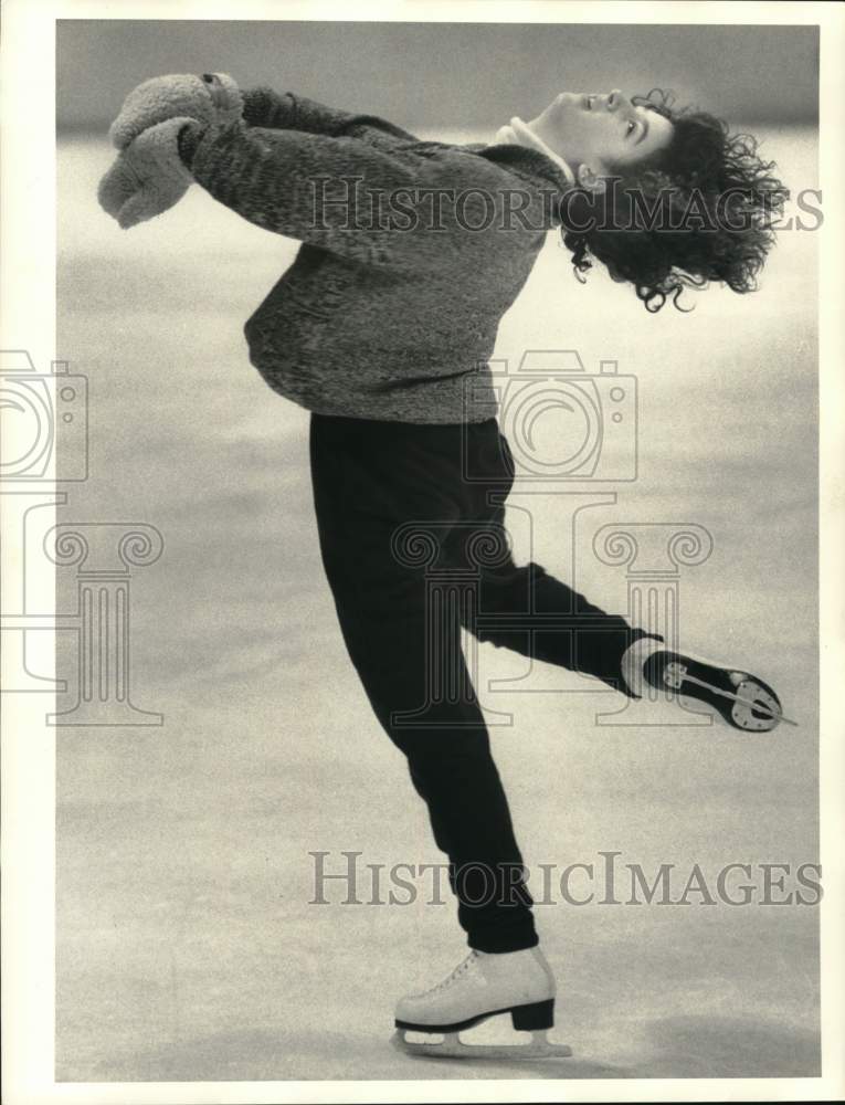 1988 Press Photo Tracy Nettles practices Ice Skating, Sunnycrest Rink, Syracuse- Historic Images