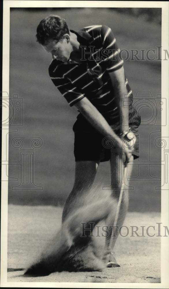 1987 Press Photo Tom Flynn plays the Syracuse District Amateur Finals Golf Match- Historic Images