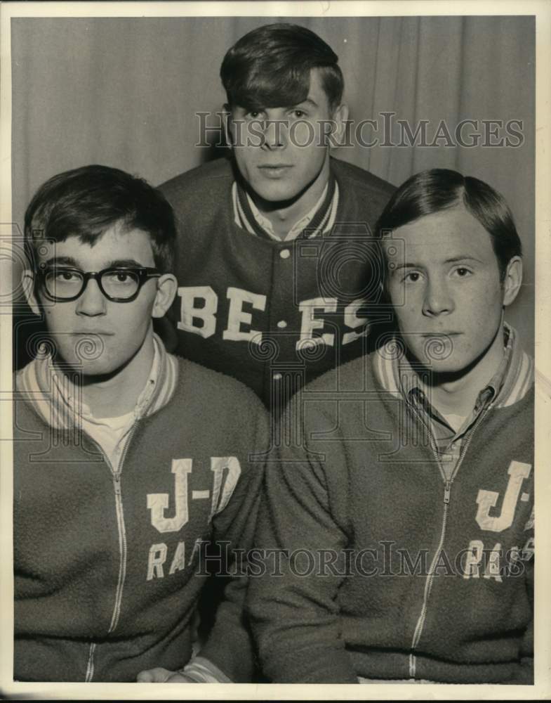 1968 Press Photo Dick Hatten with Jamesville-DeWitte Wrestling Team Members- Historic Images