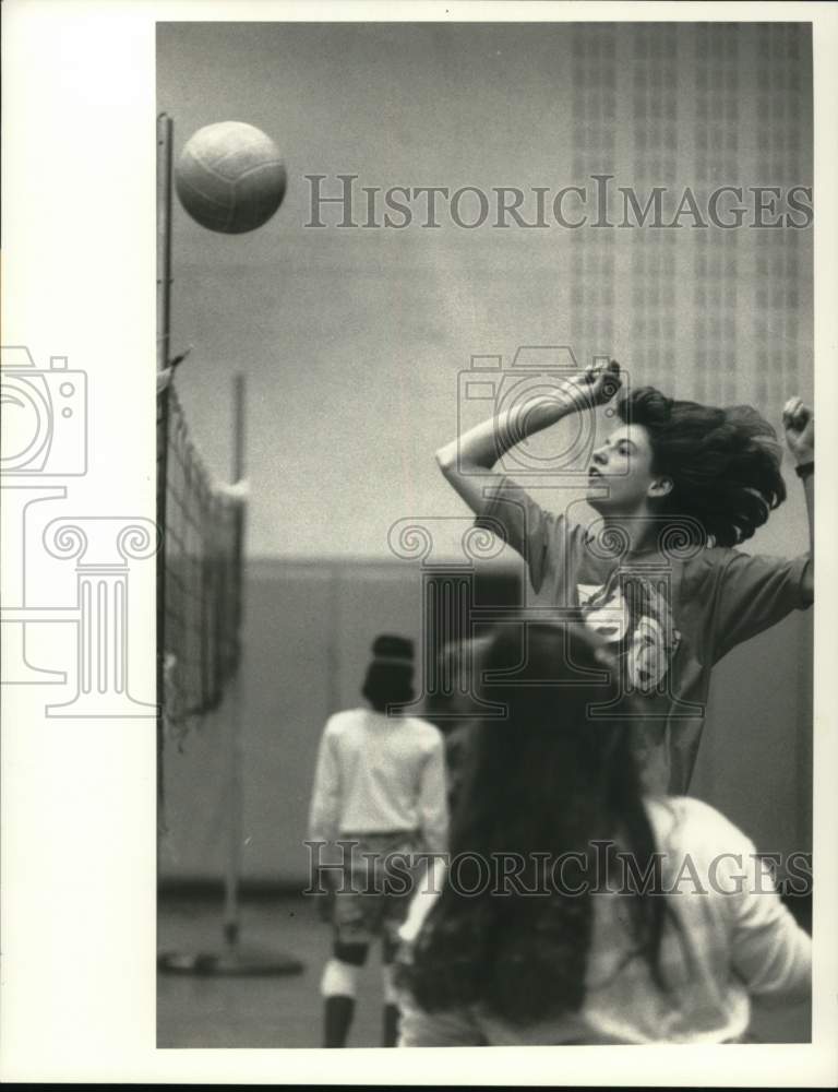 Press Photo Carol Carnes, Auburn Volleyball Player at Game - sys06043- Historic Images