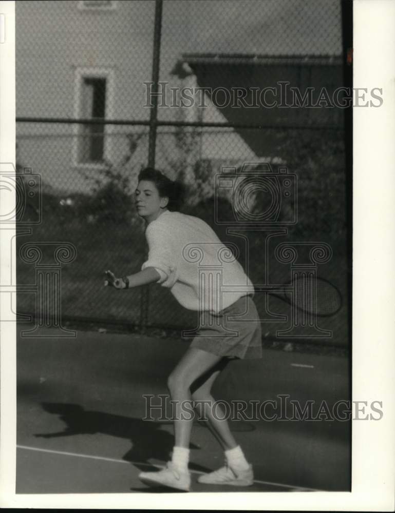 Press Photo Tennis player Carol Barnes prepares to return shot during a match- Historic Images