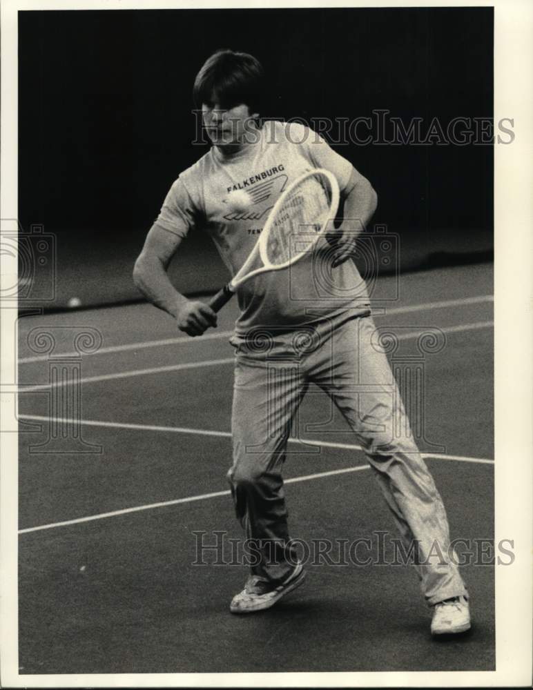 1988 Press Photo Syracuse Tennis Club member Joe Davoli returns shot in practice- Historic Images