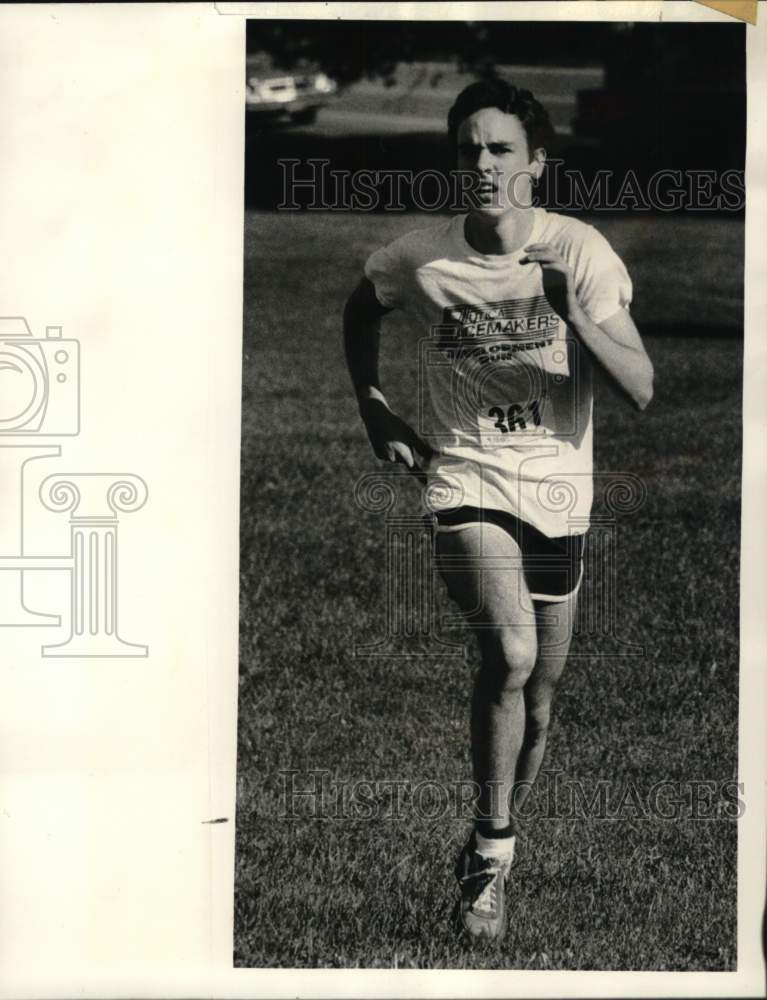 1981 Press Photo Runner Tim Carrig of Syracuse Completes Five-Mile Race- Historic Images