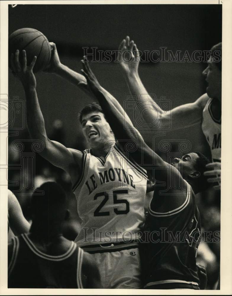 1989 Press Photo LeMoyne College basketball player Jim Cunningham shoots ball- Historic Images