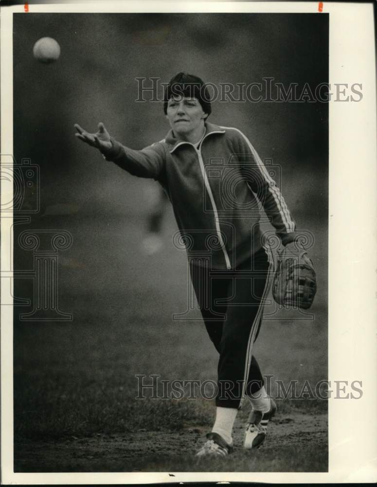 1983 Press Photo Magicians softball pitcher Diane Belge tosses pitch in game- Historic Images