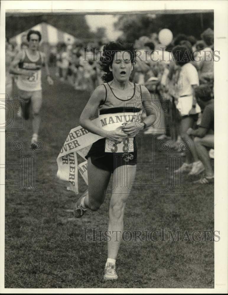 1984 Press Photo Syracuse University runner Patti Ford wins race - sys06143- Historic Images