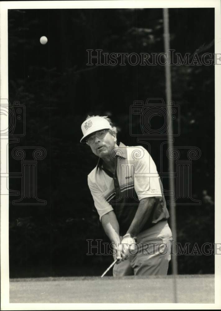 1989 Press Photo Golfer Ray Beallo pitches on the 5th green at Lafayette CC, NY- Historic Images