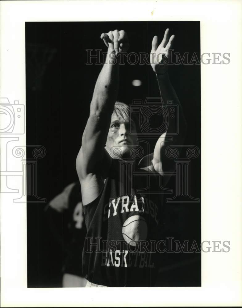 1990 Press Photo Syracuse U basketball player Todd Barlok shoots in practice- Historic Images