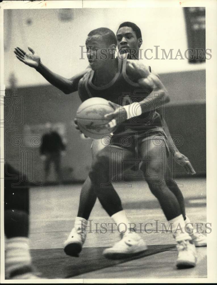 1985 Press Photo Nottingham High School&#39;s Tony Ford With Ball Versus Fowler- Historic Images