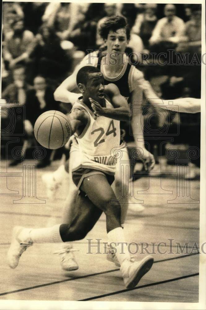 1985 Press Photo Bob Malpezzi Chases After Tony Ford in Basketball Game- Historic Images