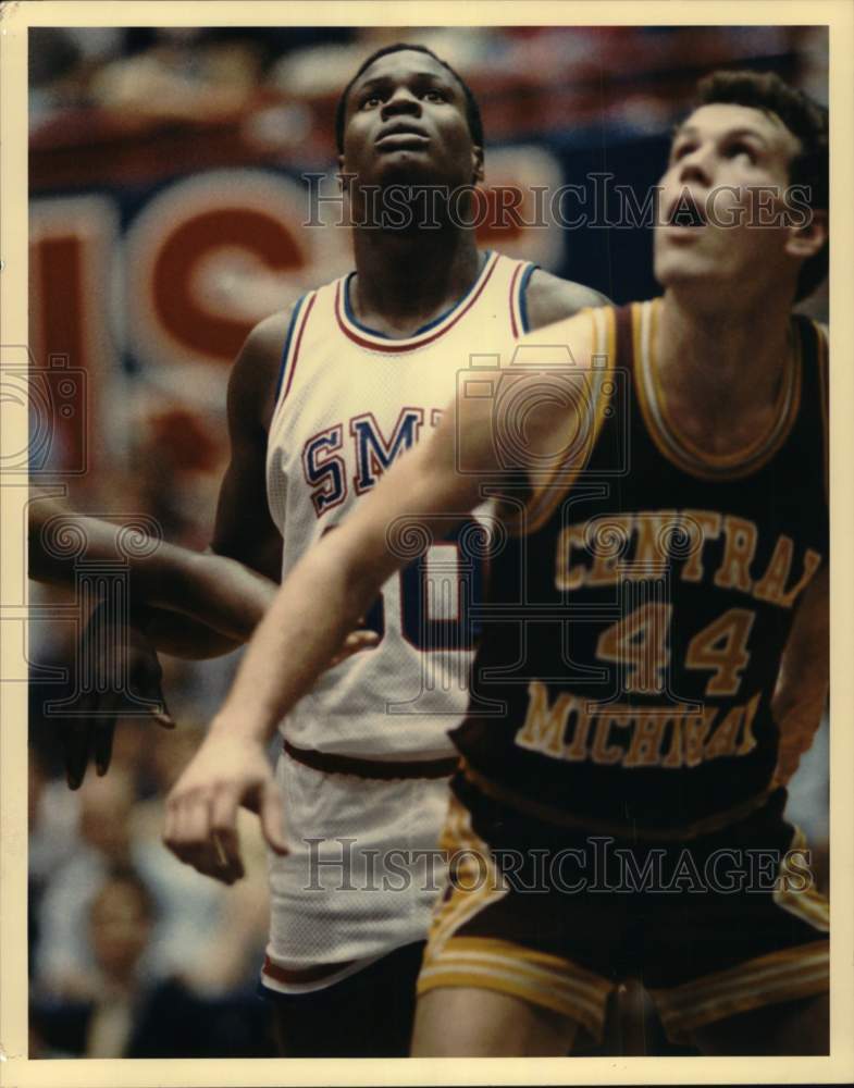 Press Photo Randy Jones and opponent in basketball game - sys06224- Historic Images