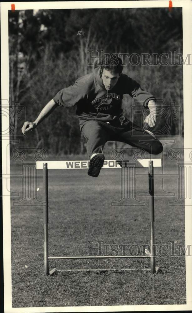 1988 Press Photo Tom Cartner, Weedsport, jumping hurdle - sys06261- Historic Images