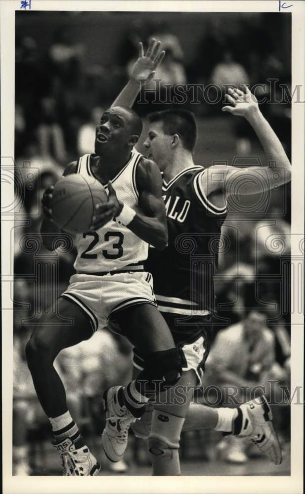 1989 Press Photo Basketball Players Russell Barnes, Billy Smith in New York Game- Historic Images