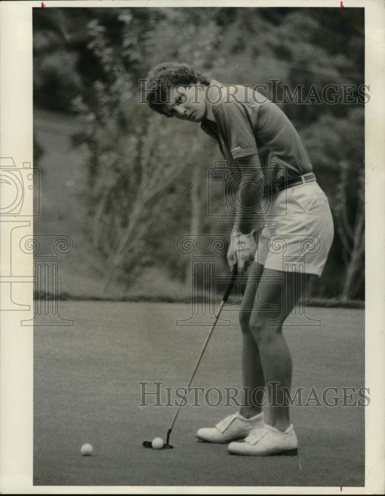 Press Photo Golfer Betsy Barrett prepares to putt her ball on the green- Historic Images