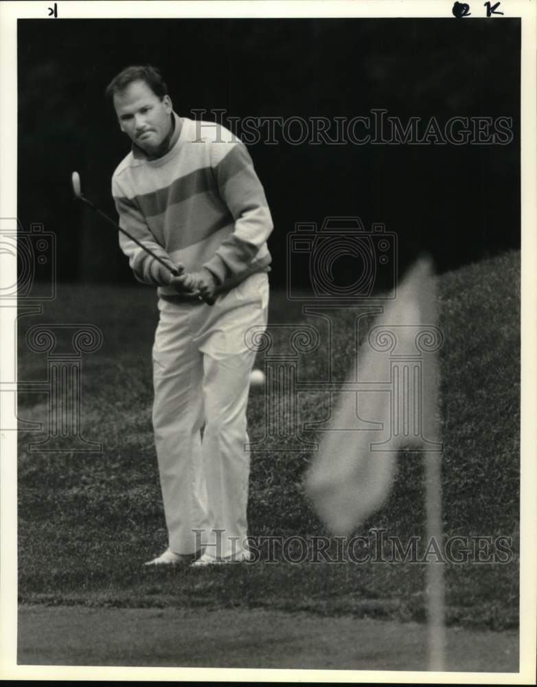 1990 Press Photo Golfer Don Kalode chips ball onto the green at Bellevue CC NY- Historic Images