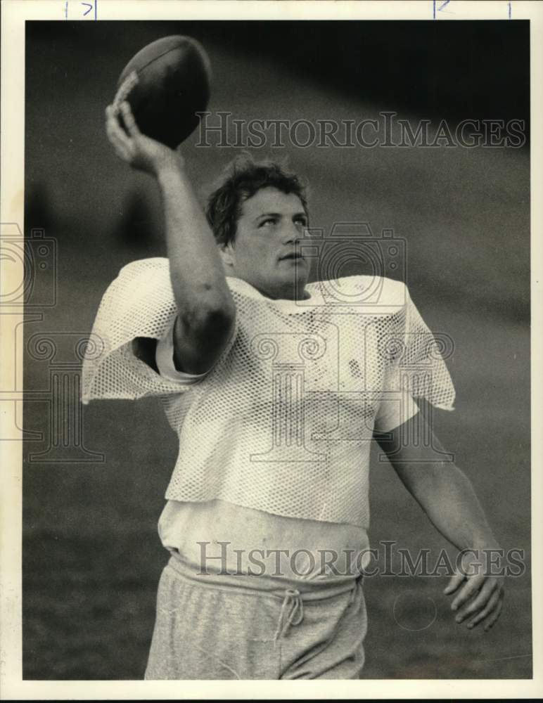 1984 Press Photo Football player Roger Jordan throws pass in practice- Historic Images