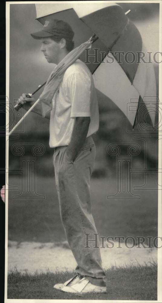 1987 Press Photo Golfer Greg Perry standing under umbrella, New York - sys06383- Historic Images