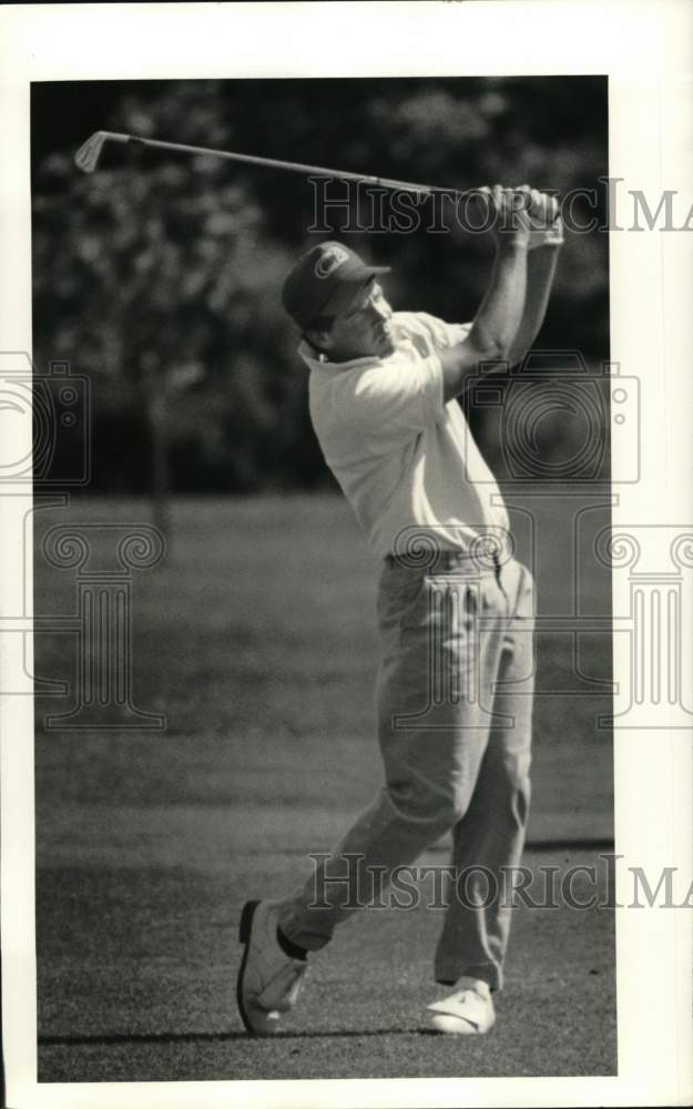 1987 Press Photo Golfer Greg Perry taking second stroke on 10th hole, New York- Historic Images