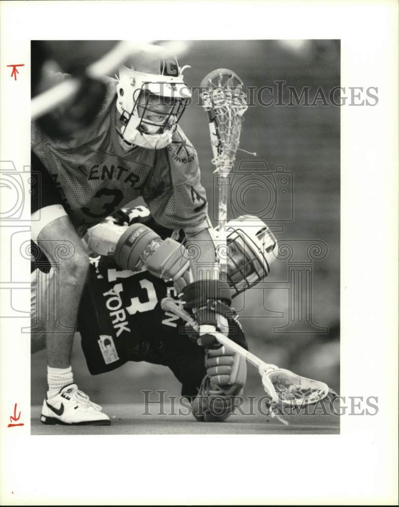 1990 Press Photo Central lacrosse player Vern Briggs (L) battles Graham Mabon- Historic Images