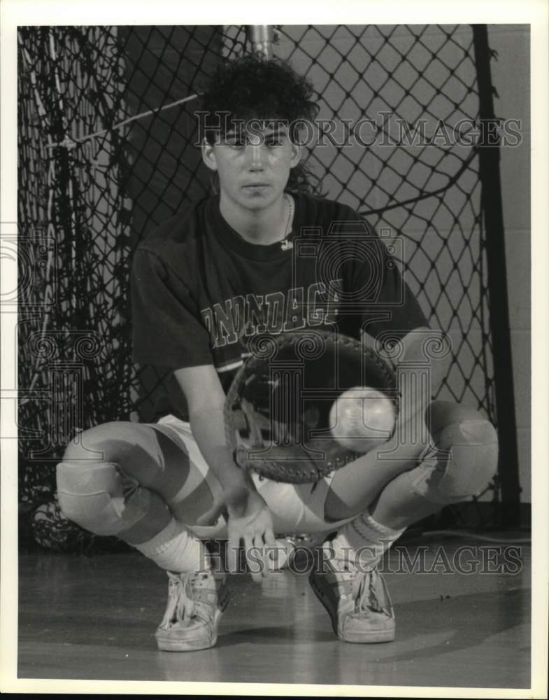 1990 Press Photo Onondaga Community College softball catcher Dawn Melfi focuses- Historic Images