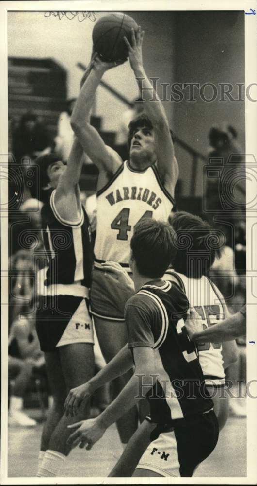 1985 Press Photo Garrett Feuss, Liverpool Warriors Basketball Player at Game- Historic Images