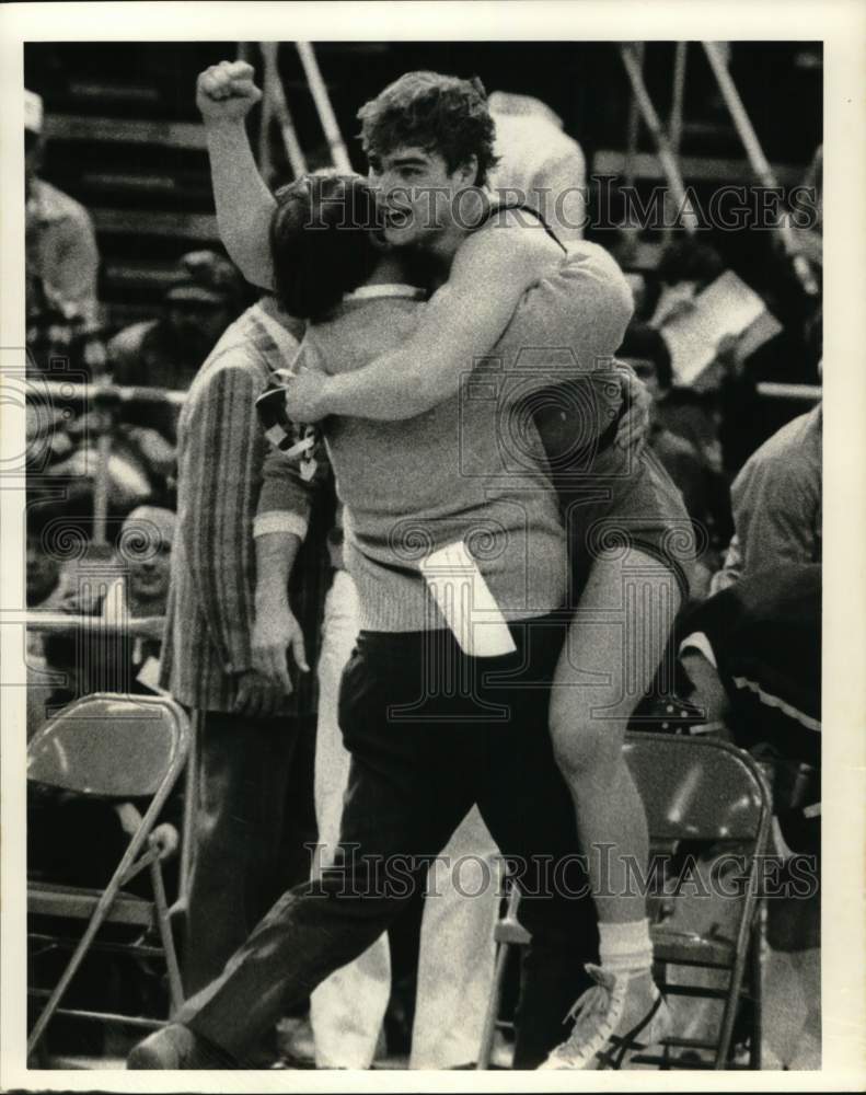 1984 Press Photo Basketball Player John Barrett with Stan Riggs at Game- Historic Images